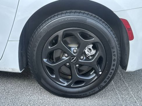 Used 2024 Chrysler Pacifica Premium image 11