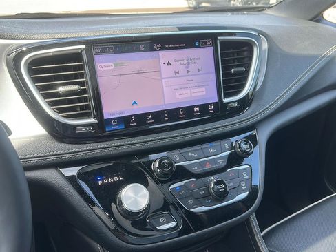 Used 2025 Chrysler Pacifica Limited FWD image 16