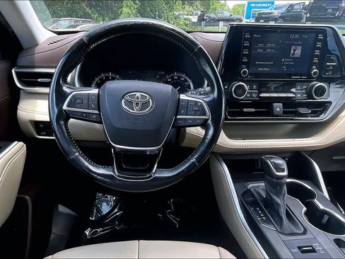 Used 2021 Toyota Highlander XLE AWD/4WD image 6