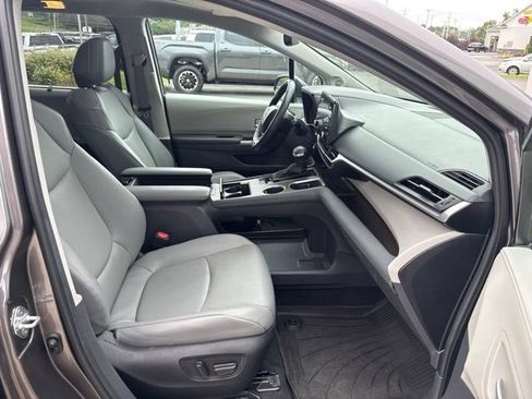 Used 2023 Toyota Sienna XLE w/ XLE Plus Package AWD/4WD image 32