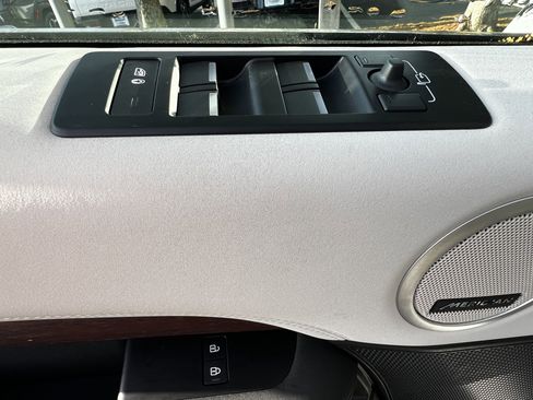 Used 2023 Land Rover Discovery S image 14