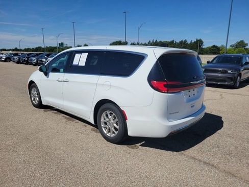Used 2023 Chrysler Pacifica Touring-L FWD image 22
