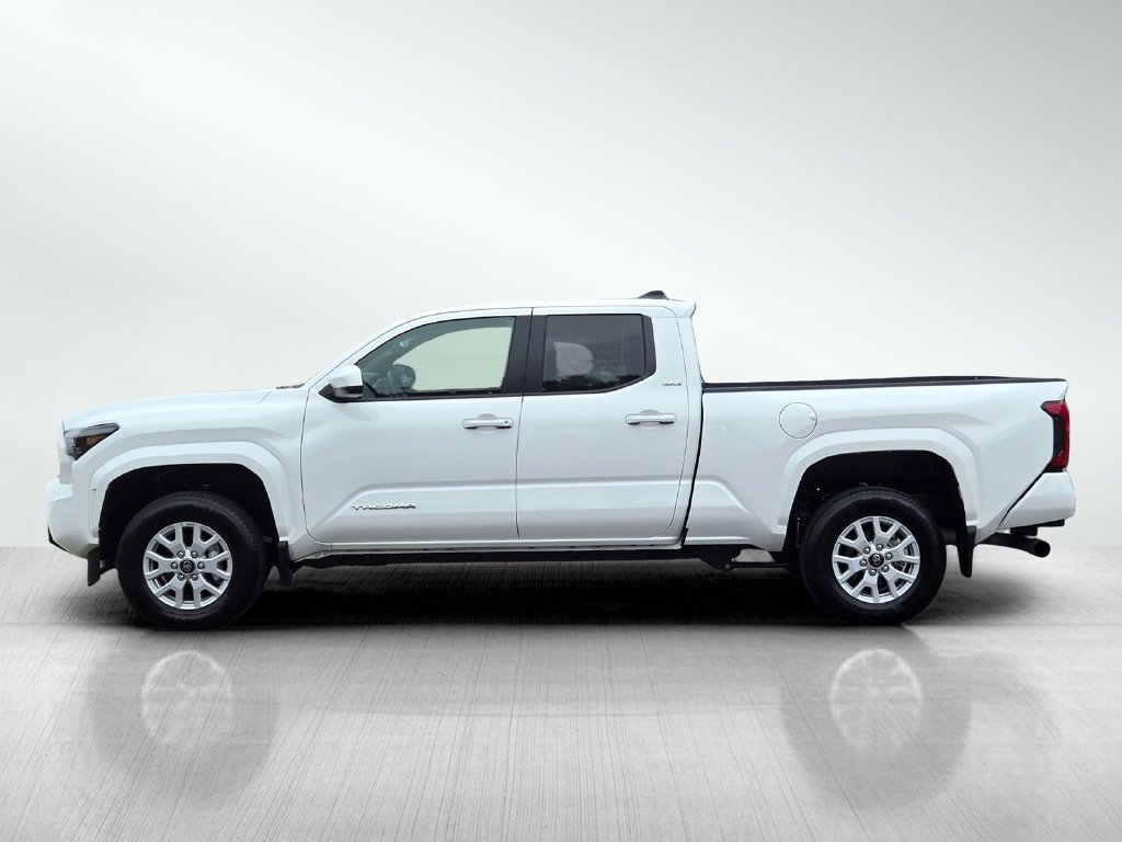 Used 2025 Toyota Tacoma SR5 AWD/4WD image 7