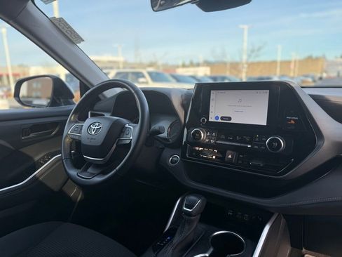 Used 2024 Toyota Highlander LE image 23