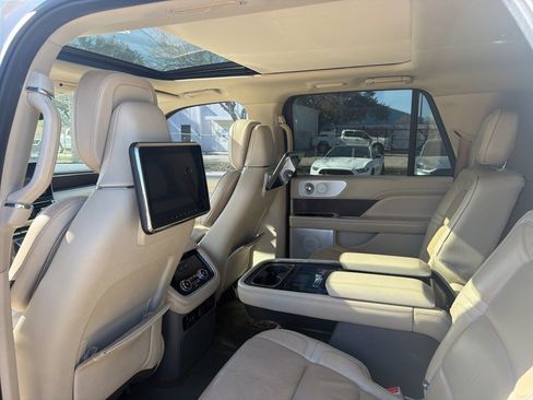 Used 2019 Lincoln Navigator L Reserve image 10
