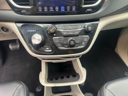 Used 2017 Chrysler Pacifica Touring-L FWD image 17