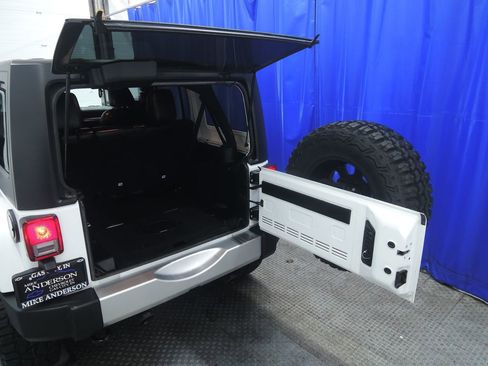 Used 2018 Jeep Wrangler Unlimited Sahara w/ Connectivity Group image 32