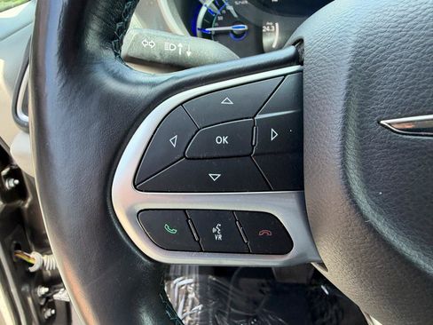 Used 2021 Chrysler Pacifica Touring-L FWD image 28