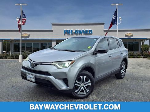 Used 2018 Toyota RAV4 LE image 1