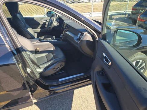 Used 2025 Volvo XC60 B5 Core image 8
