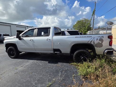 Used 2022 Chevrolet Silverado 2500 LT w/ Convenience Package AWD/4WD image 4