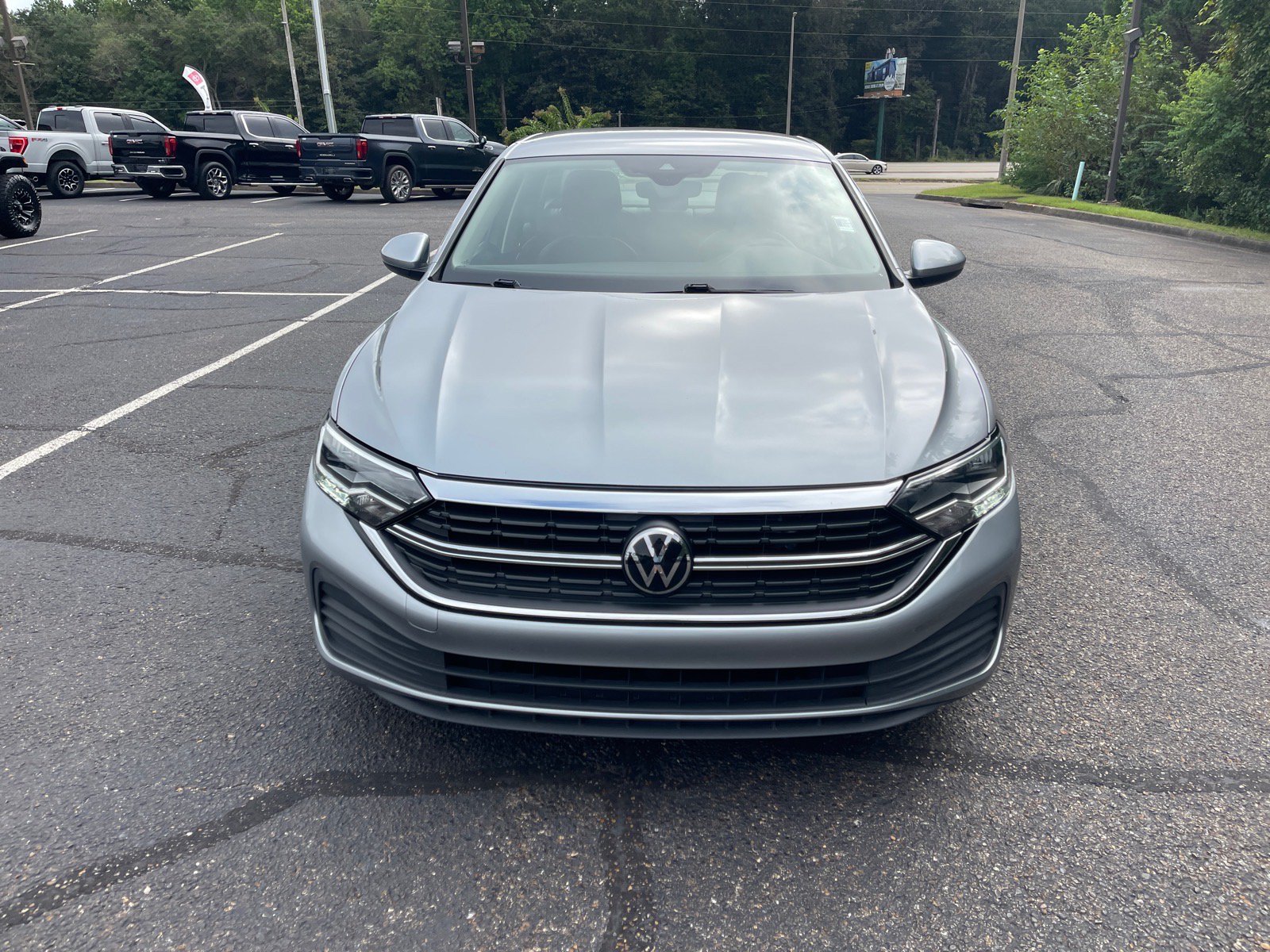 Used 2024 Volkswagen Jetta SE FWD image 2