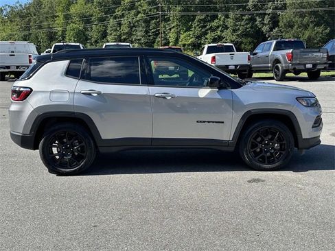 Used 2022 Jeep Compass Altitude w/ Sun and Sound Group image 22