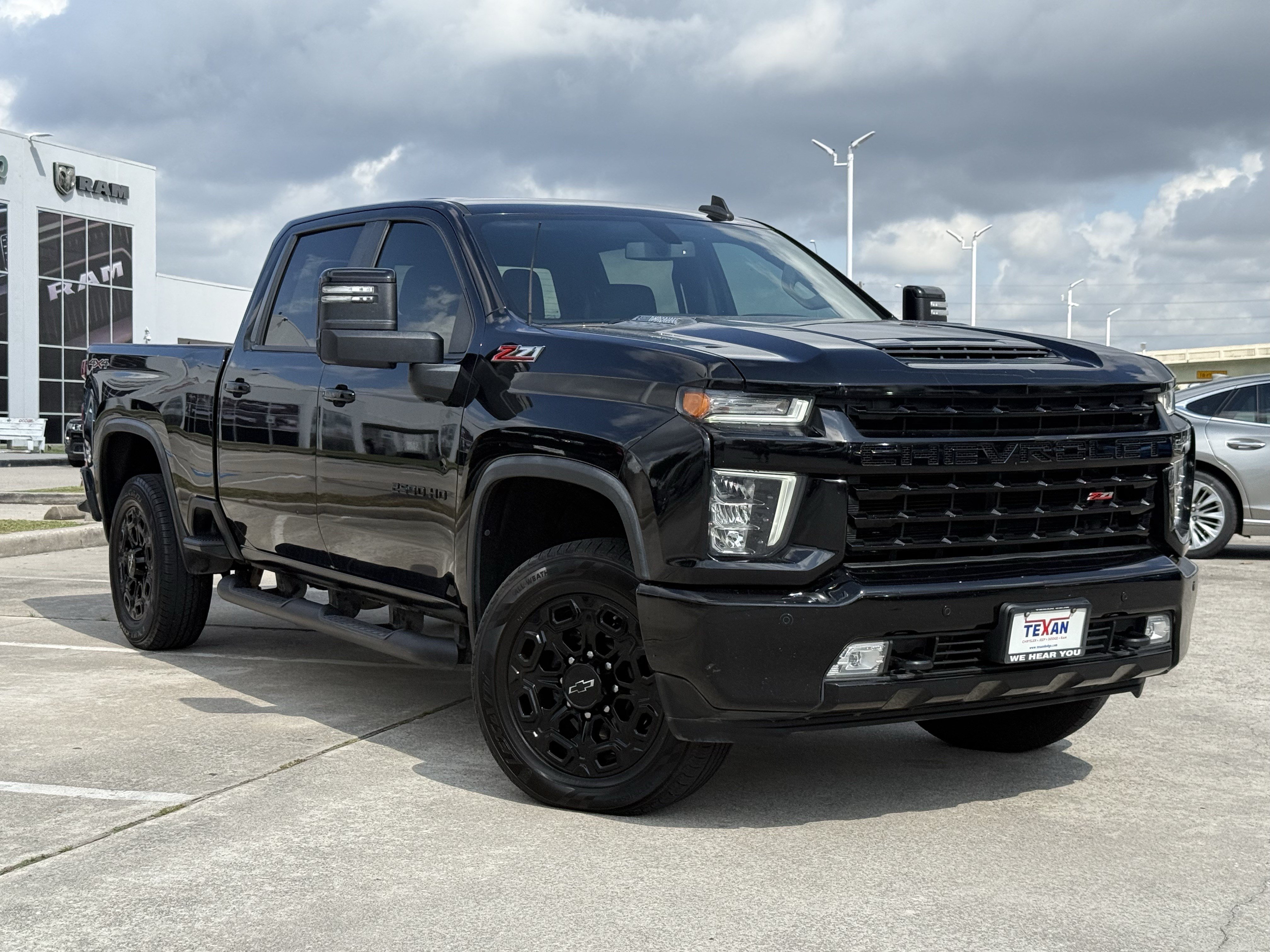 Used 2022 Chevrolet Silverado 2500 LT w/ Midnight Edition AWD/4WD image 2