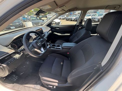 Used 2025 Nissan Altima 2.5 SV FWD image 24