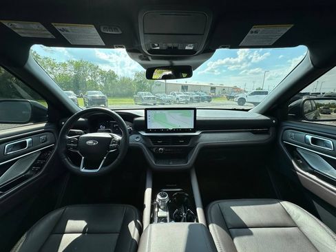 Used 2025 Ford Explorer Platinum w/ Ultimate Package AWD/4WD image 10