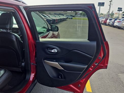 Used 2017 Jeep Cherokee Limited AWD/4WD image 16
