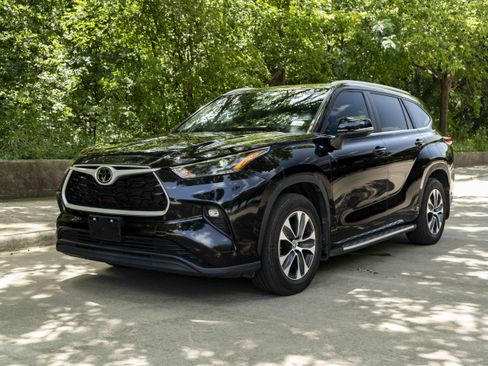 Used 2024 Toyota Highlander XLE FWD image 5