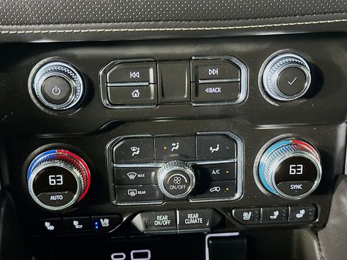 Used 2024 GMC Yukon XL SLT image 24