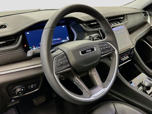 Used 2023 Jeep Grand Cherokee Limited w/ Black Appearance Package image 18