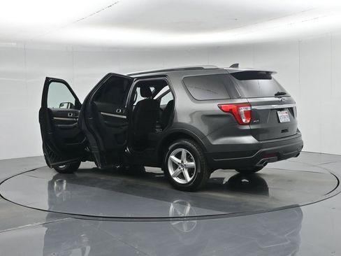 Certified 2018 Ford Explorer XLT image 37