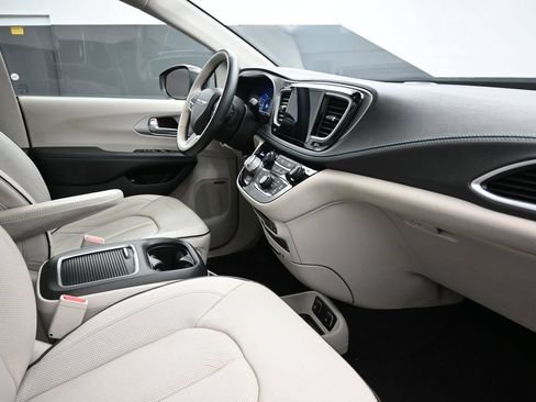Used 2018 Chrysler Pacifica Limited w/ Advanced Safetytec Group FWD image 27