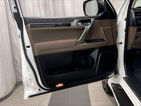 Used 2022 Lexus GX 460 Premium w/ Accessory Package AWD/4WD image 9