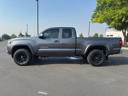 Used 2021 Toyota Tacoma SR5 AWD/4WD image 4