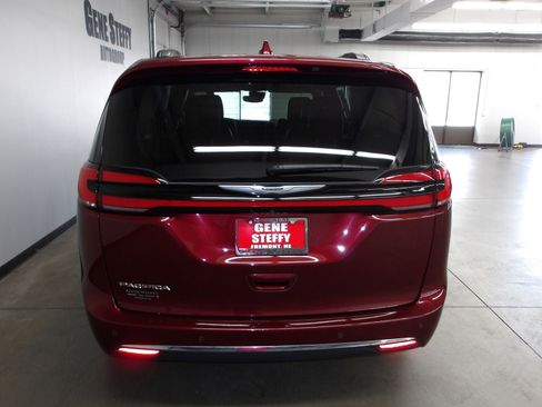 Used 2022 Chrysler Pacifica Touring-L w/ Uconnect Theater Family Group FWD image 7