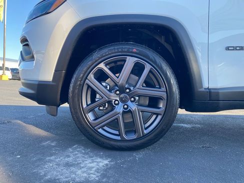 New 2026 Jeep Compass Latitude image 14