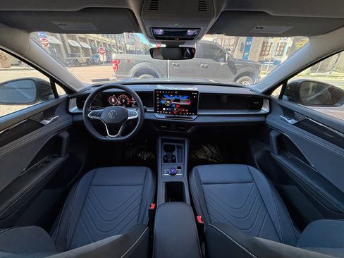 New 2025 Volkswagen Tiguan SE image 18