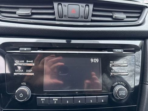 Used 2017 Nissan Rogue SV image 16