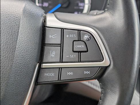 Used 2023 Toyota Highlander LE AWD/4WD image 17
