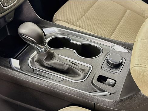 Used 2022 Chevrolet Traverse LS FWD image 18