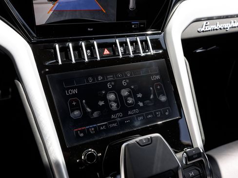 Used 2022 Lamborghini Urus AWD/4WD image 28