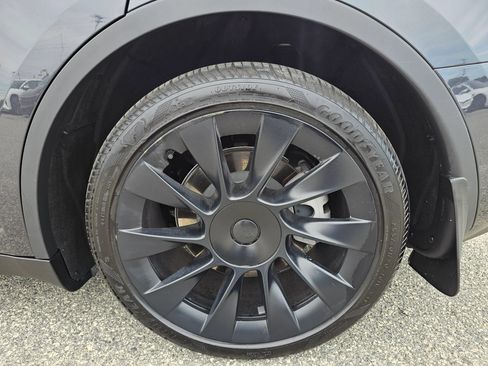 Used 2024 Tesla Model Y Long Range AWD/4WD image 31