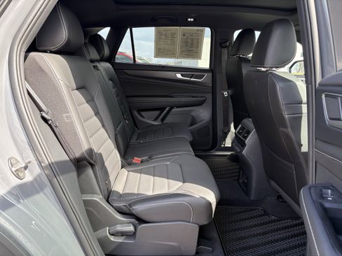 Used 2025 Volkswagen Atlas Cross Sport SEL R-Line image 31