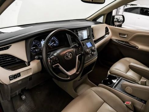 Used 2019 Toyota Sienna XLE Premium FWD image 3