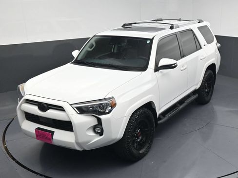 Used 2022 Toyota 4Runner SR5 Premium w/ Moonroof Package RWD image 16