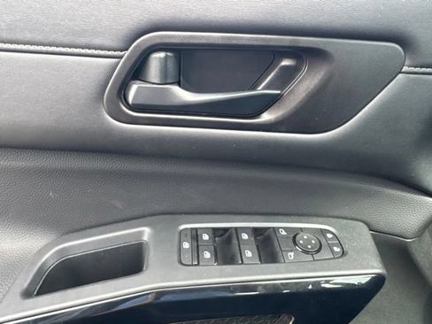 Used 2025 Nissan Pathfinder SV AWD/4WD image 33