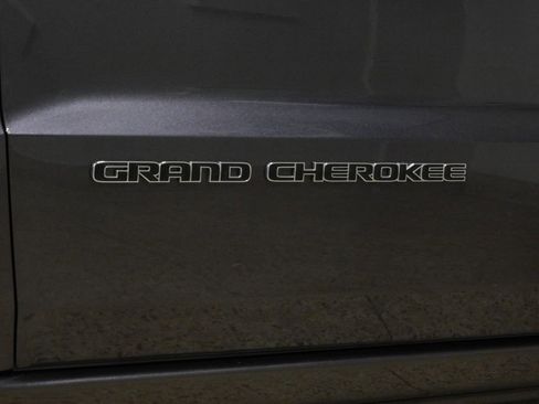 Used 2017 Jeep Grand Cherokee Overland image 22