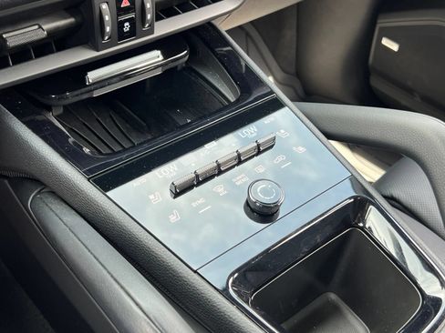Certified 2025 Porsche Cayenne AWD/4WD image 31