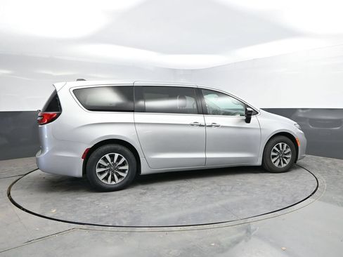 Used 2024 Chrysler Pacifica Limited FWD image 10