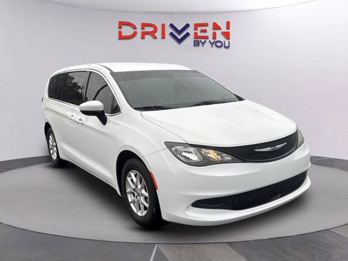 Used 2022 Chrysler Voyager LX FWD image 2