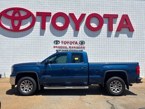 Used 2017 GMC Sierra 1500 SLE w/ SLE Value Package AWD/4WD image 4