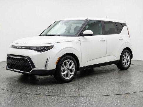 Used 2025 Kia Soul LX w/ LX Technology Package FWD image 3