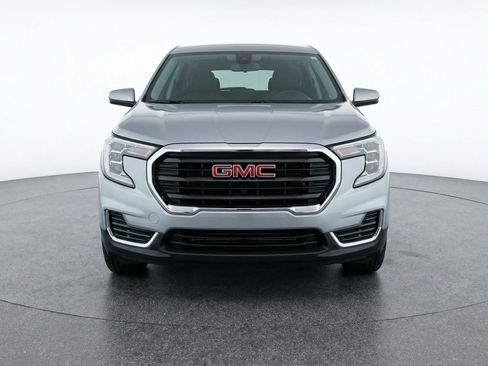 Used 2024 GMC Terrain SLE image 2