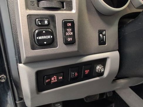 Used 2011 Toyota Tundra 4x4 CrewMax w/ SR5 Pkg image 15