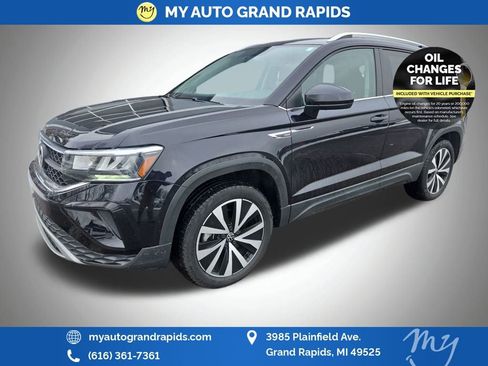 Used 2022 Volkswagen Taos SE image 3