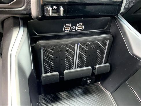 Used 2025 RAM 2500 Laramie AWD/4WD image 28